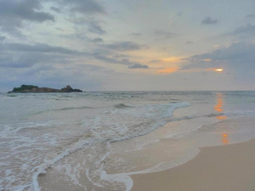 Sagarika Beach Hotel Moragalla Ngoại thất bức ảnh